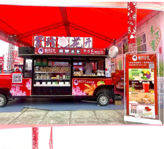 快來看！??！??邵陽車展上開來了一輛造型獨(dú)特的電車